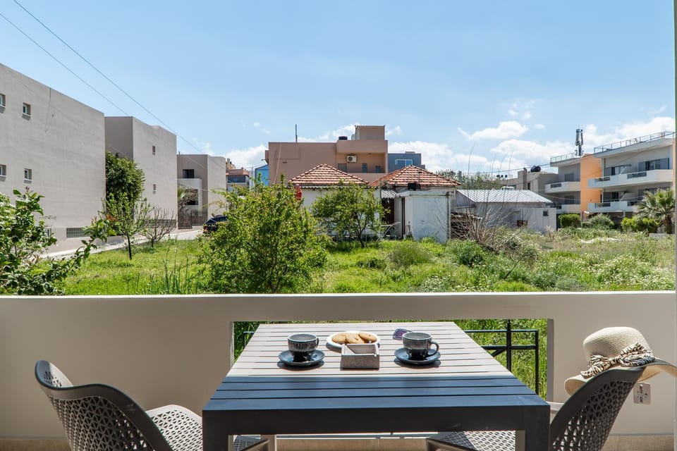Property building, Spring, Day, Garden, View (from property/room), Balcony/Terrace, Dining area, Garden view