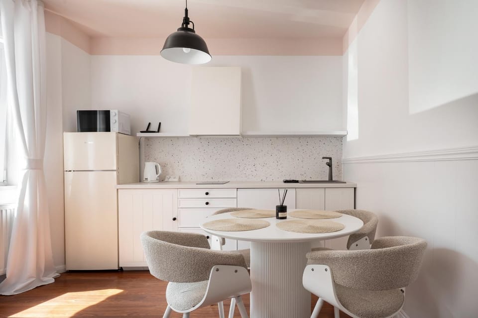 Kitchen or kitchenette, Seating area, Dining area