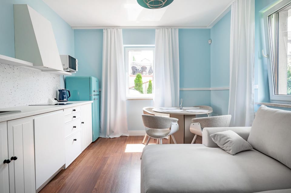 Kitchen or kitchenette, Living room, Seating area, Dining area