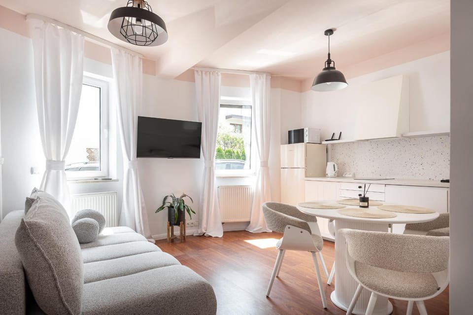 TV and multimedia, Kitchen or kitchenette, Living room, Seating area, Dining area