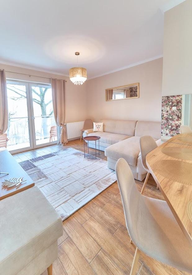 LAGUNA 11 Apartament z Kwiatami Apartment in Lower Silesian Voivodeship