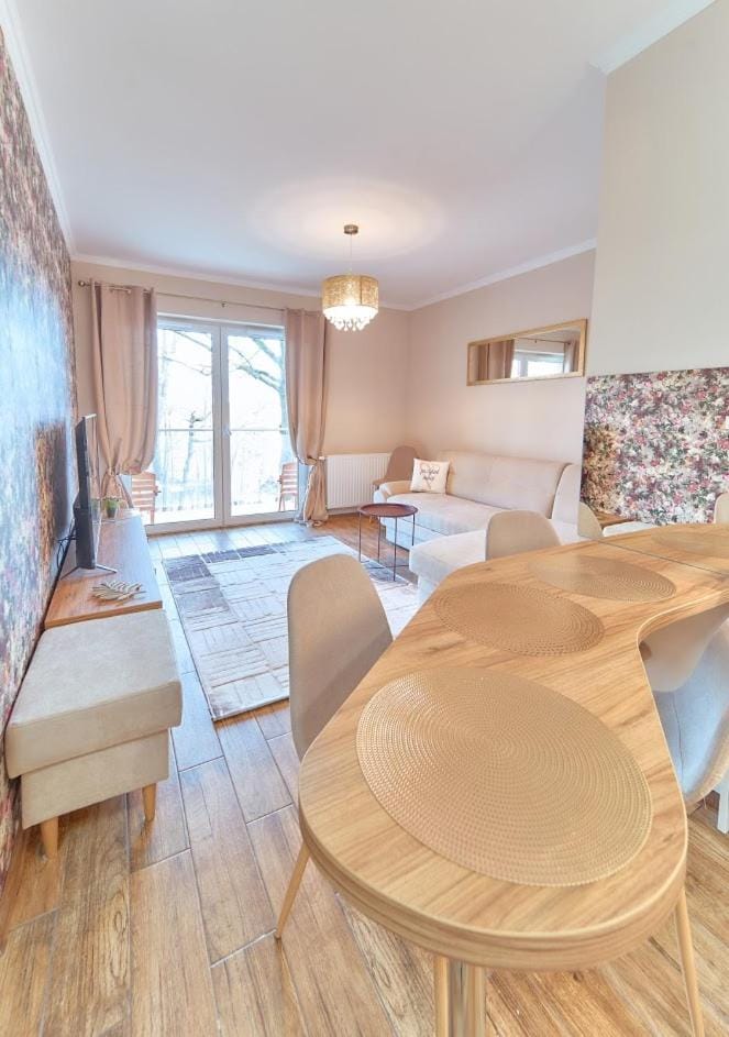 LAGUNA 11 Apartament z Kwiatami Apartment in Lower Silesian Voivodeship