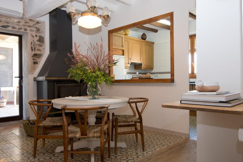 Kitchen or kitchenette, Dining area, Food