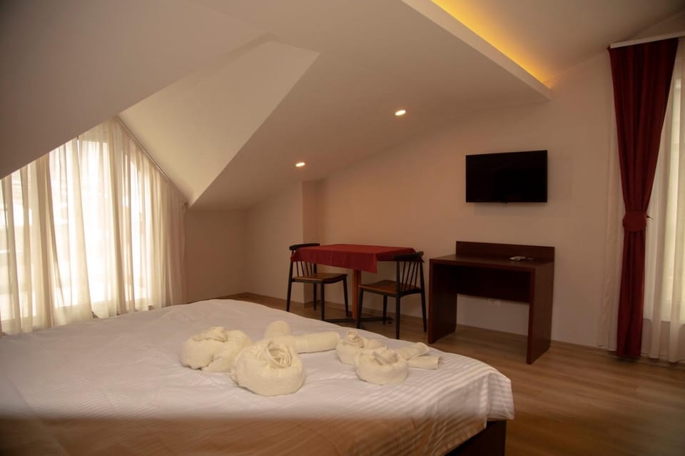 Communal lounge/ TV room, Bed, TV and multimedia, Photo of the whole room, Bedroom