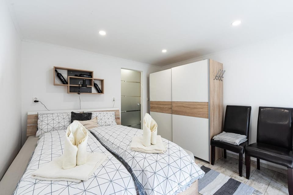 Bed, TV and multimedia, Photo of the whole room, Bedroom, towels, wardrobe