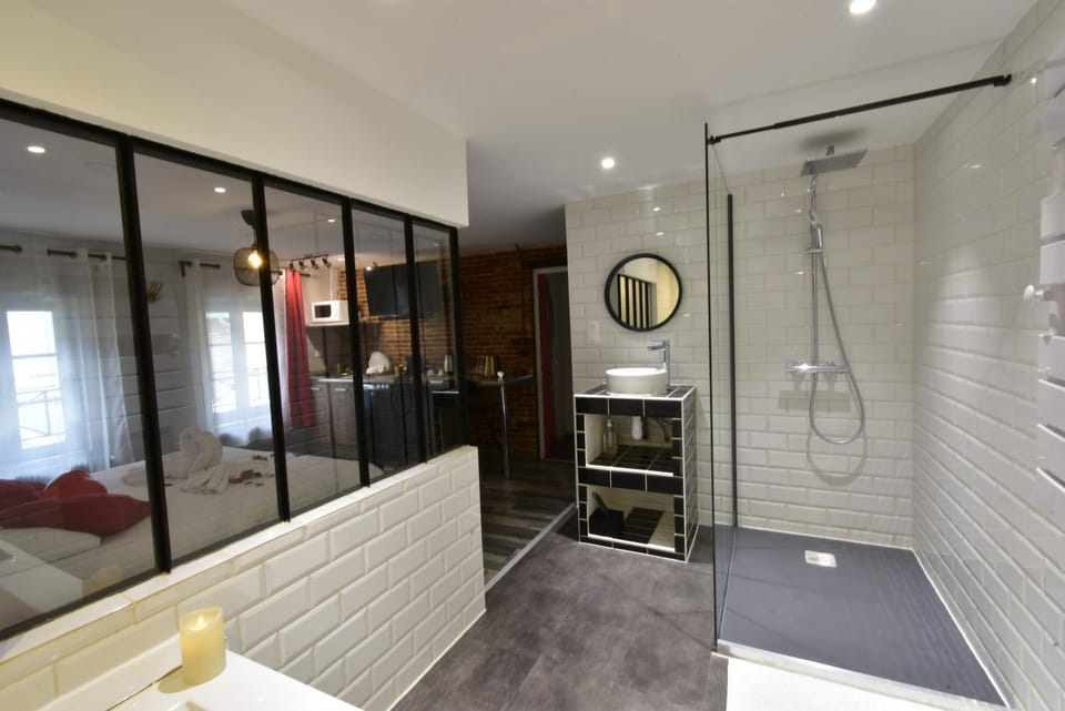 Appartement jacuzzi privatif : Urban Love Apartment in Normandy