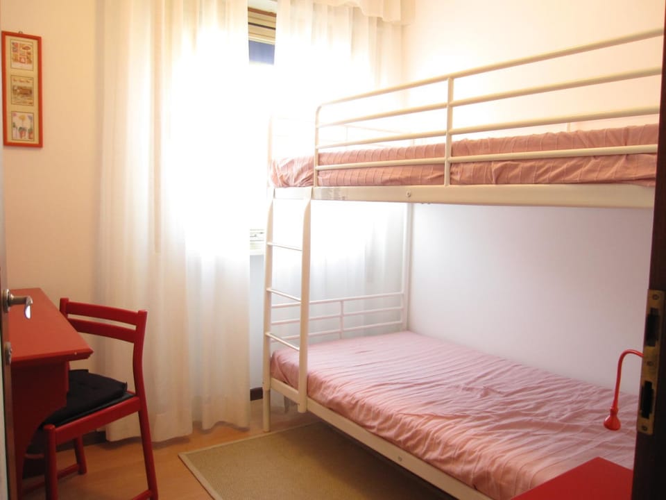 Bedroom, bunk bed