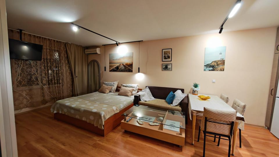 Самостоятелни стаи Виктория Vacation rental in Pomorie
