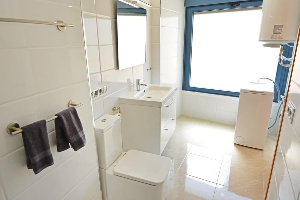 Toilet, Bathroom, towels, washing machine