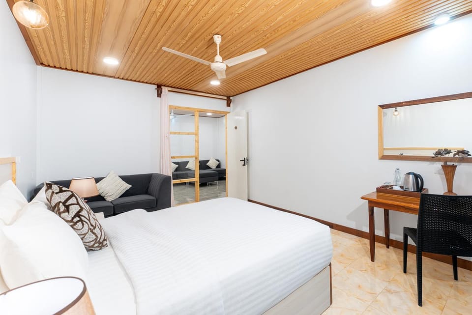Bed, Living room, Photo of the whole room, Seating area, Bedroom, fireplace, hair dresser