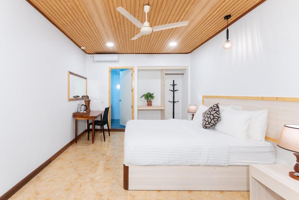 Bed, Photo of the whole room, Bedroom, fireplace