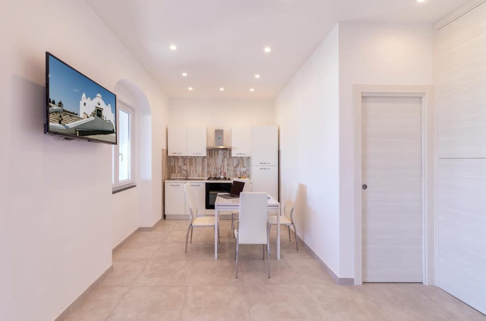 TV and multimedia, Kitchen or kitchenette, Dining area, City view