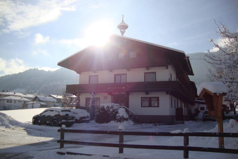 Staff, Facade/entrance, Winter