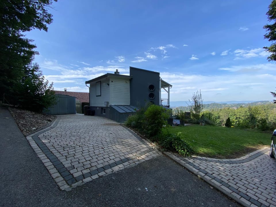 Property building, Neighbourhood, Natural landscape, Garden, Garden view, Parking