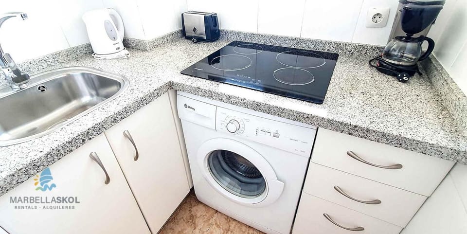 Coffee/tea facilities, Kitchen or kitchenette, stove, toaster, washing machine