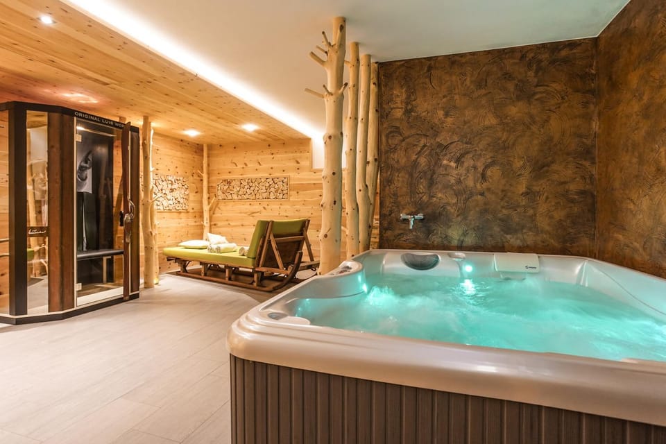 Hot Tub, Sauna