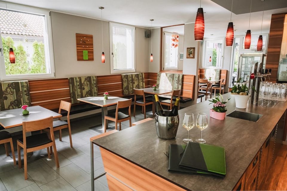 Restaurant/places to eat, Lounge or bar