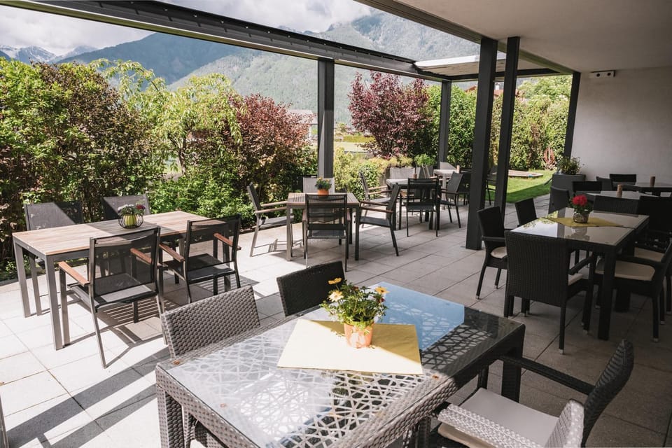 Restaurant/places to eat, Day, Garden, Balcony/Terrace, Seating area, Mountain view