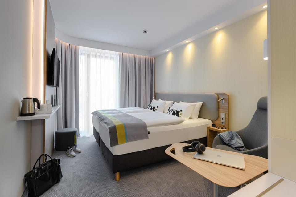 Staff, Bed, Photo of the whole room, Bedroom