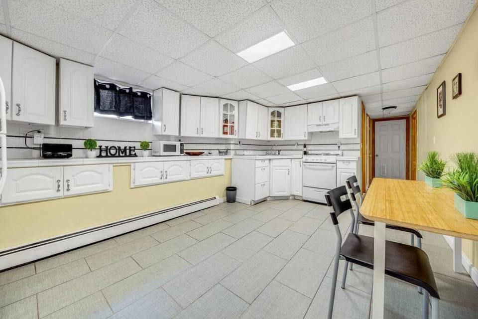 TV and multimedia, Kitchen or kitchenette, dishwasher, oven, stove