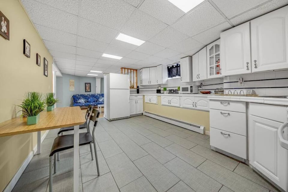 Kitchen or kitchenette, Dining area, stove