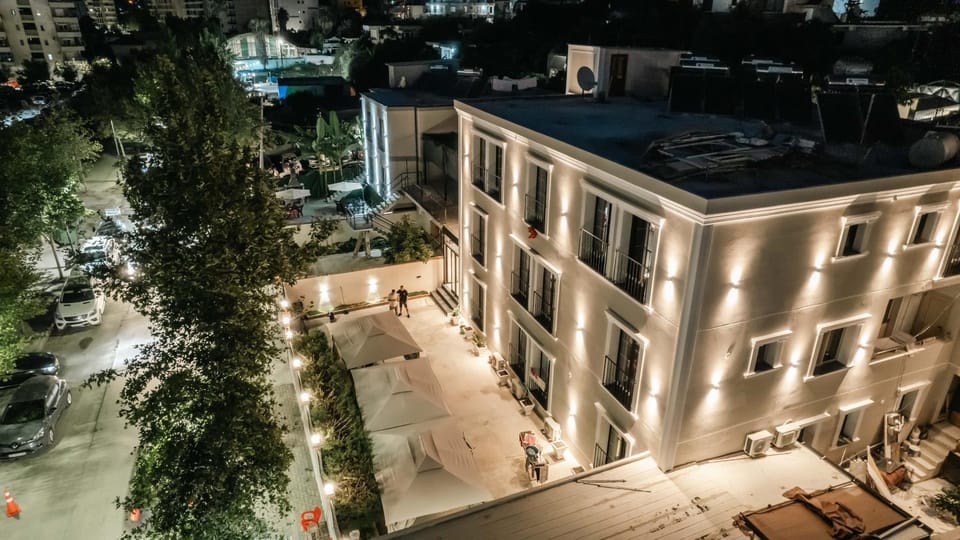 Property building, Neighbourhood, City view, Street view, Location, Parking