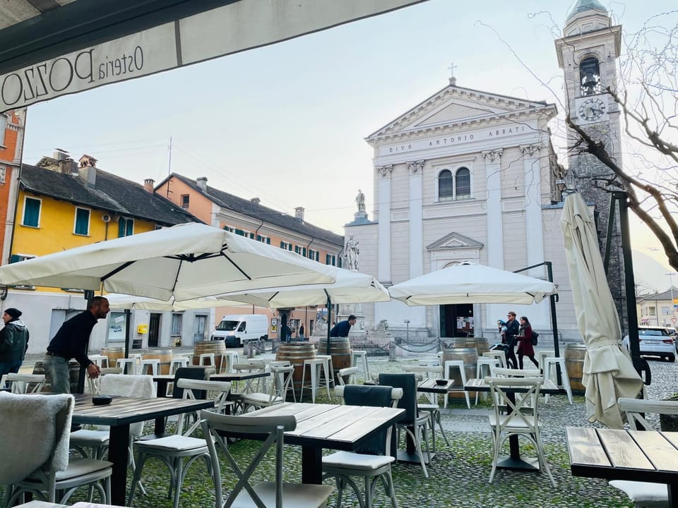 Restaurant/places to eat, Day, People, Location