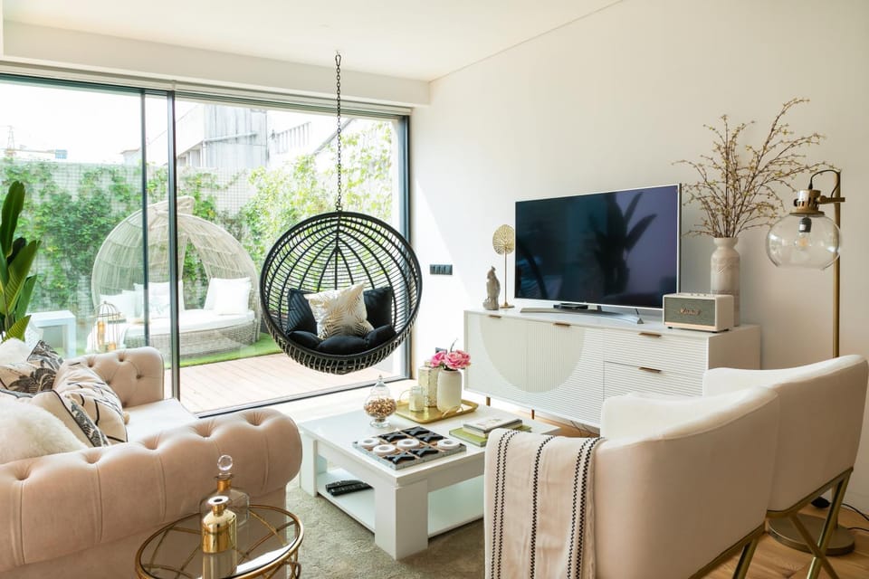 Property building, TV and multimedia, Living room, Decorative detail, Entertainment