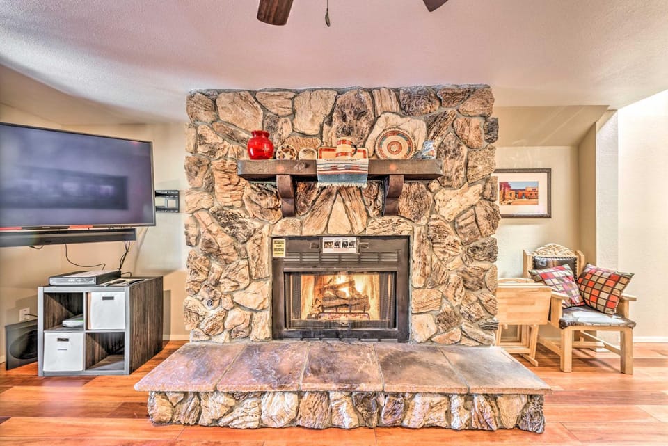 Ruidoso Condo w/ Private Hot Tub ~ 1 Mi to Dtwn! House in Ruidoso