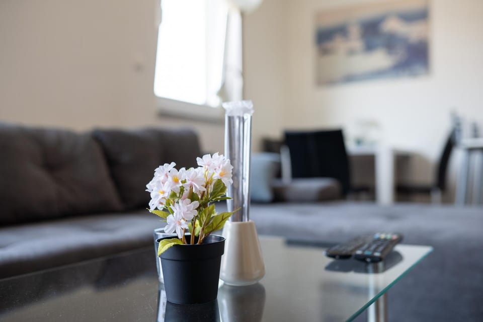 TV and multimedia, Living room, Lounge or bar, Seating area, Dining area, Drinks, Alcoholic drinks
