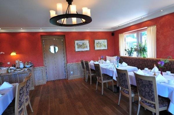 Restaurant/places to eat, Seating area