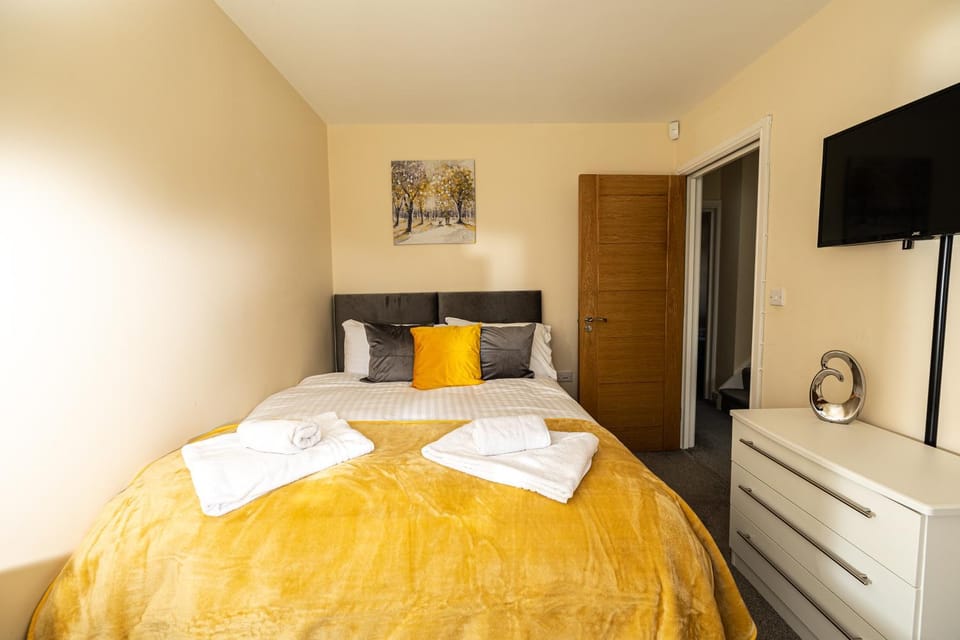 Bed, TV and multimedia, Bedroom, wardrobe