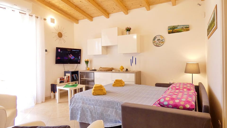 Bed, TV and multimedia, Living room