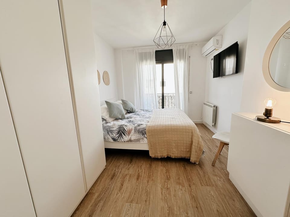 Bed, TV and multimedia, Photo of the whole room, Bedroom, hair dresser
