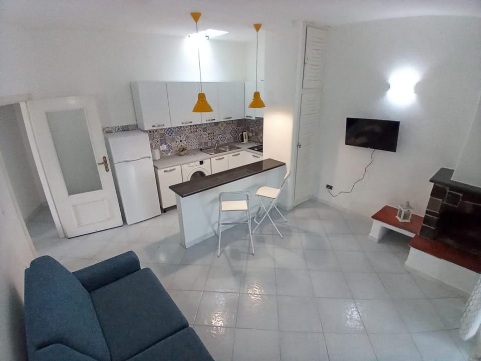 Kitchen or kitchenette, Living room, Seating area, minibar, stove