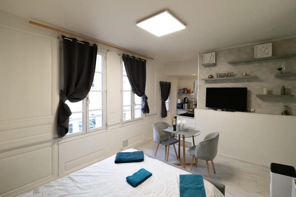 Bed, Living room