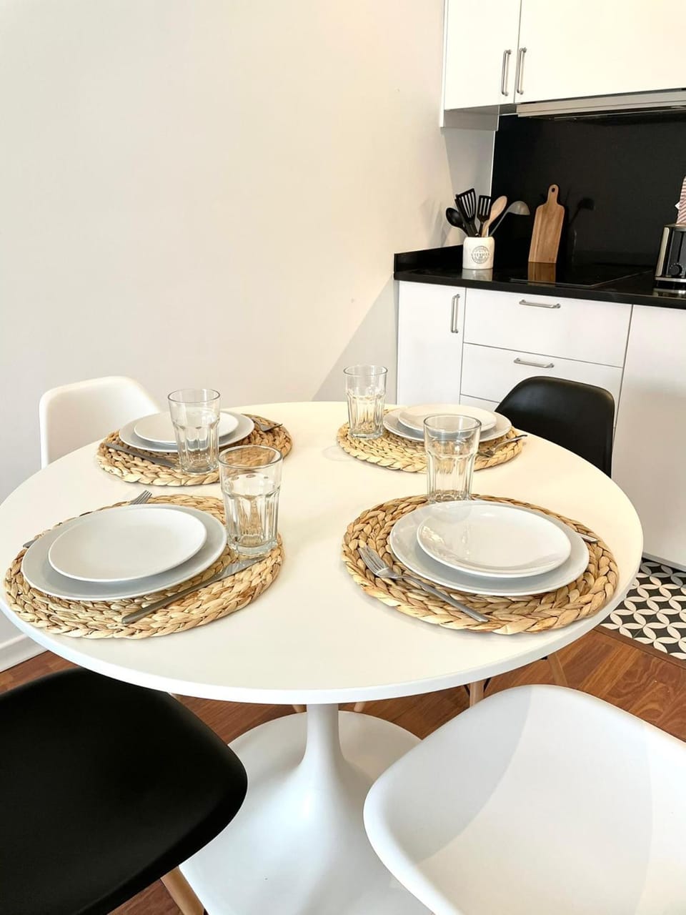 Kitchen or kitchenette, Dining area