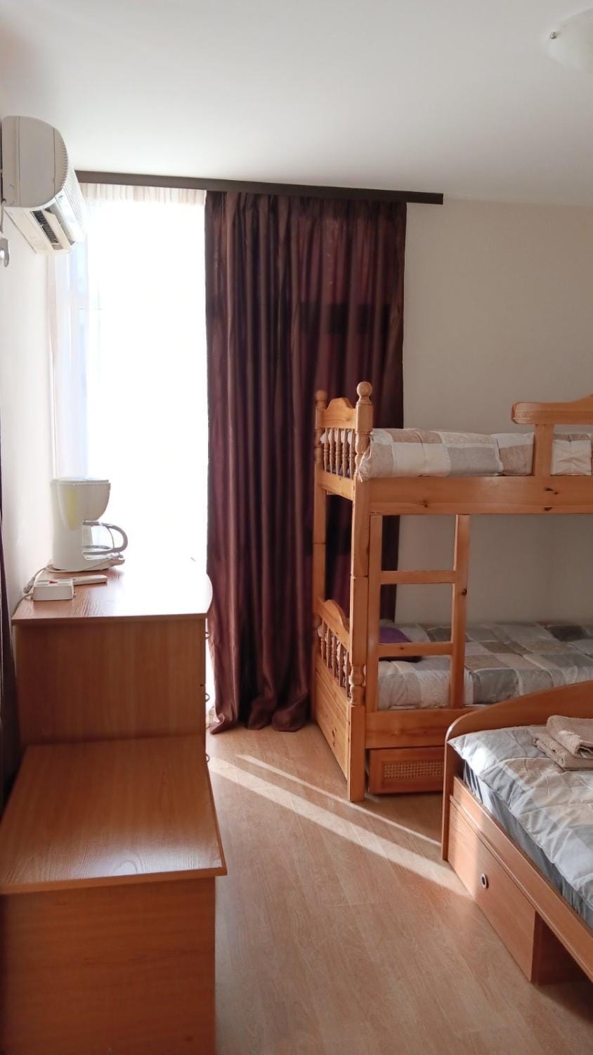 Bedroom, bunk bed