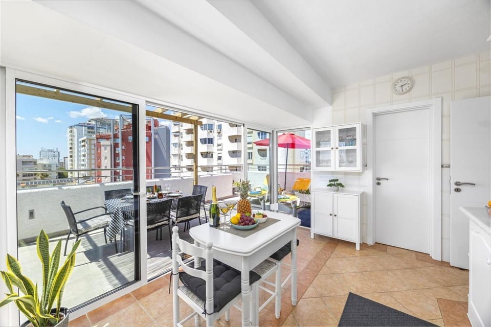 View (from property/room), Balcony/Terrace, Kitchen or kitchenette, Seating area, Dining area, City view