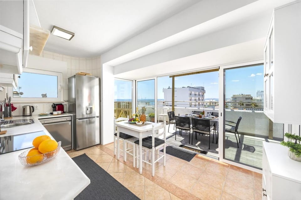 View (from property/room), Balcony/Terrace, Kitchen or kitchenette, Seating area, Dining area, oven