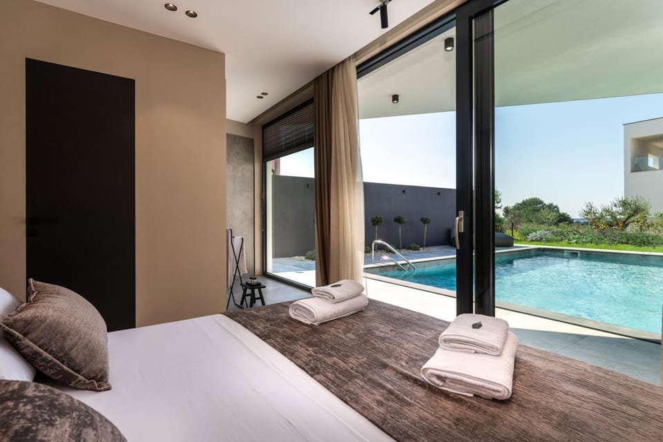 Bed, Bedroom, Swimming pool