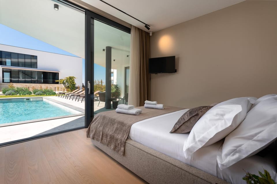 Bed, Photo of the whole room, Bedroom, Pool view, Swimming pool
