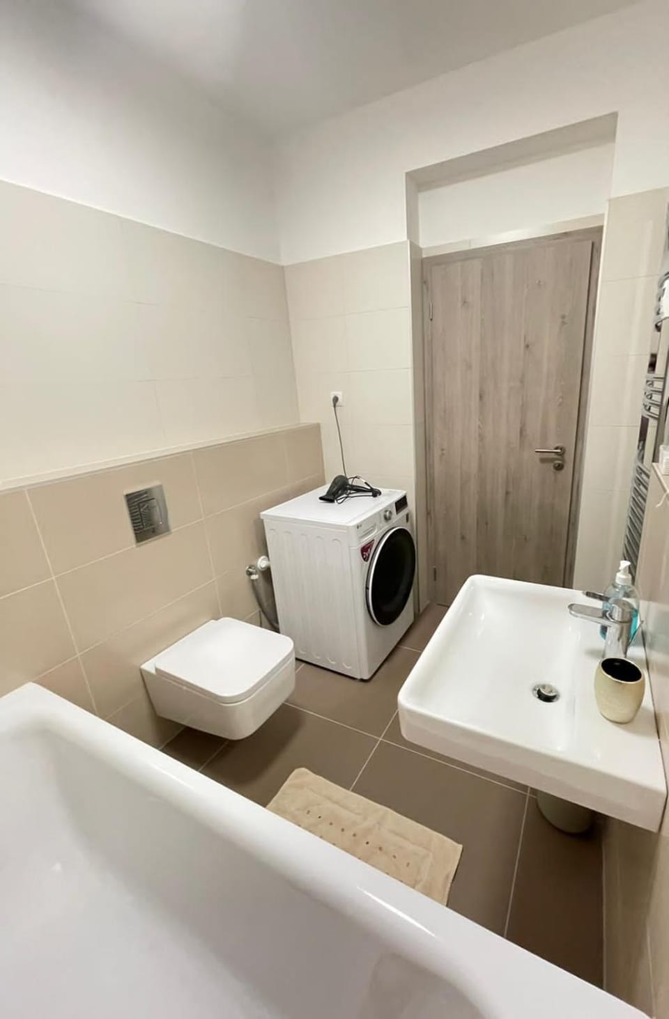 Toilet, Bathroom, Bath, towels, washing machine, dryer