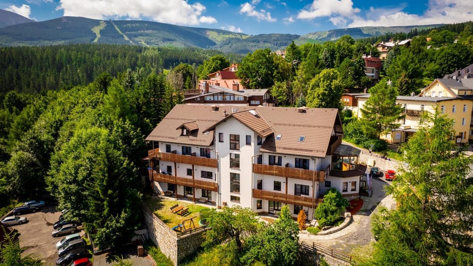 Property building, Neighbourhood, Mountain view