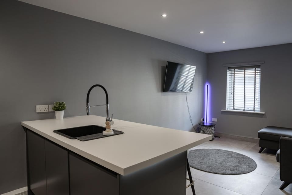 #4 Stylish City Centre Apartment with Free Private Parking, close to Hull New Theatre and Connexin Live Arena Apartment in Hull
