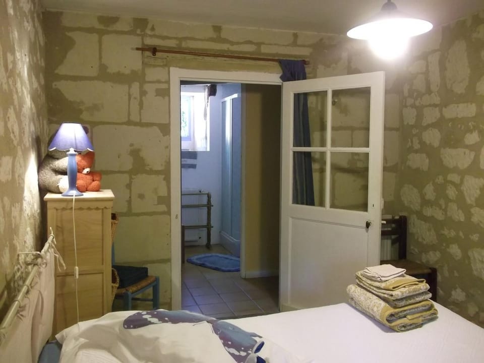 Property building, Bed, Bedroom, towels