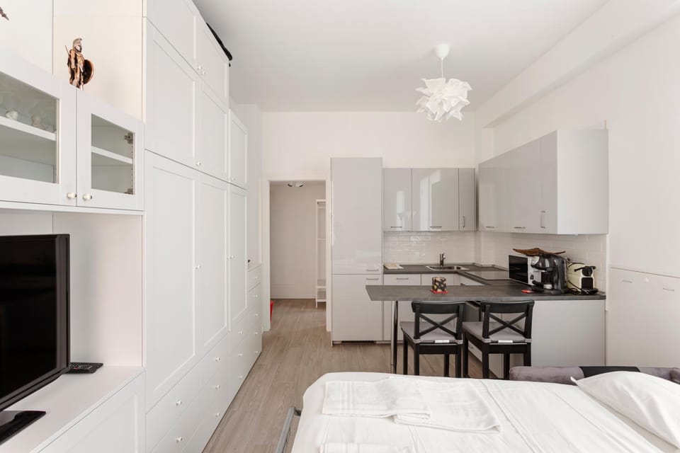Kitchen or kitchenette, Living room, Seating area, Dining area