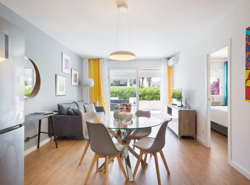 Living room, Seating area, Dining area