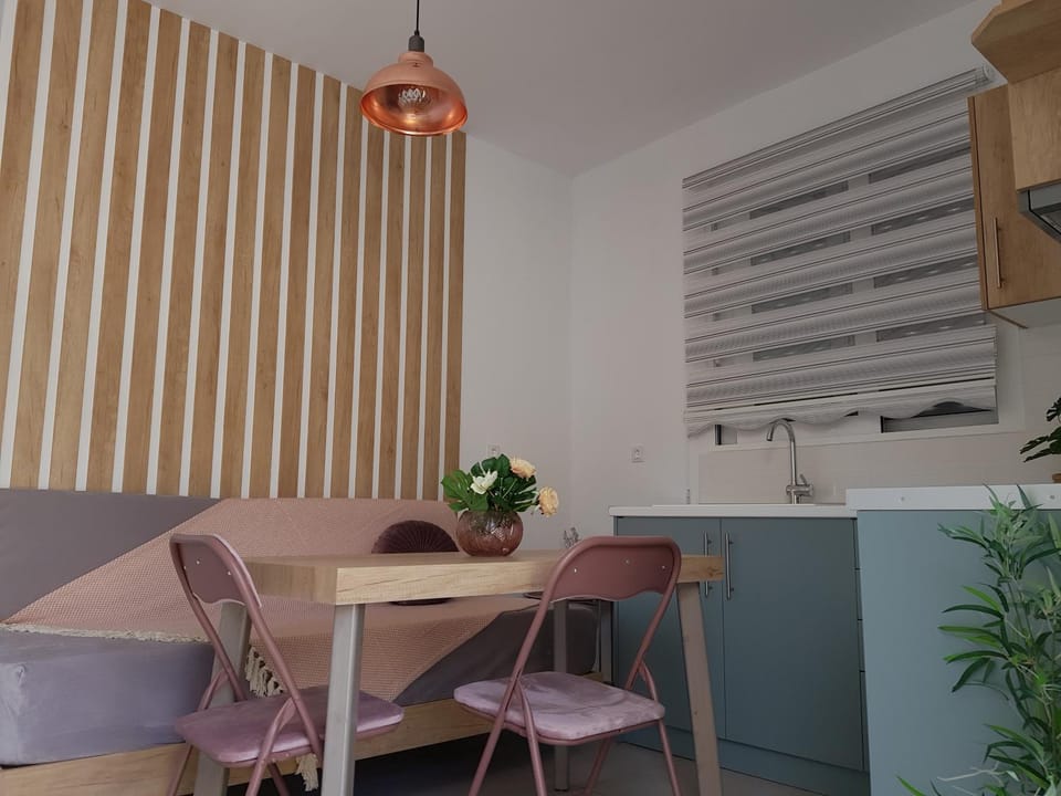 Bed, Kitchen or kitchenette, Seating area, Dining area