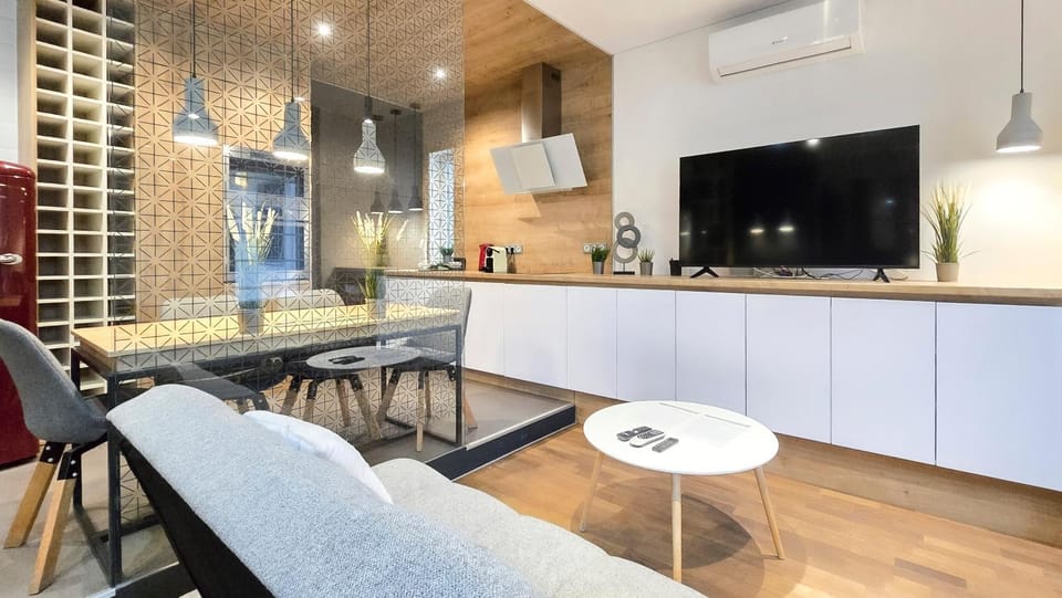 TV and multimedia, Kitchen or kitchenette, Living room, air conditioner